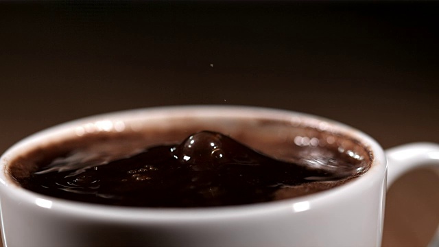 一块方糖掉进一杯咖啡里视频素材