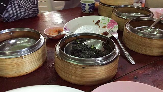 各种蒸饺食品摆在桌上视频素材