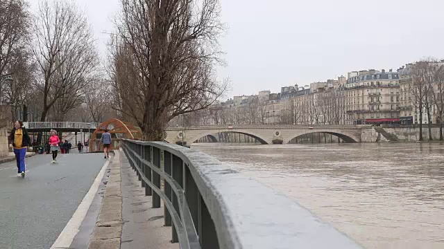 巴黎大雨过后塞纳河泛滥，塞纳河码头挤满了人视频素材