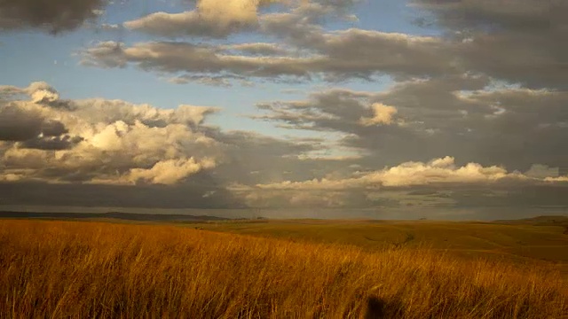 太阳落山时，草原上乌云滚滚。视频下载
