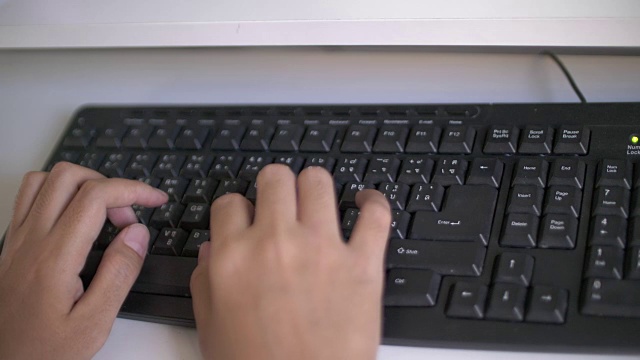 在键盘上打字视频素材