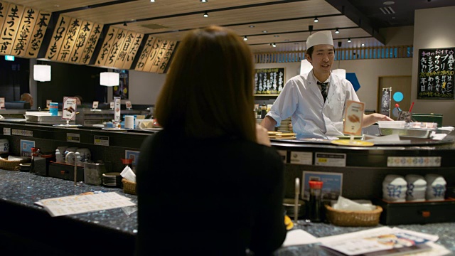 一名厨师在日本东京一家寿司餐厅工作视频素材