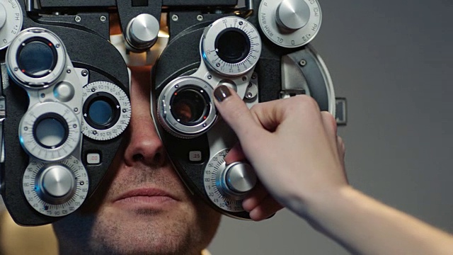 铜OTS。精密的验光师在常规眼科检查时，可切换镜片及调整视光器。视频素材