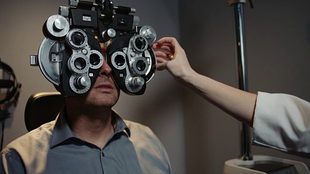 ms患者在验光师调整眼镜时回答问题。视频素材