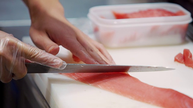 日本东京一家寿司店的厨师正在切鱼视频下载