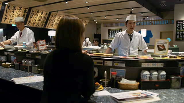 一名厨师在日本东京一家寿司餐厅工作视频素材