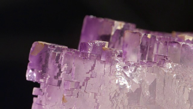 MACRO:紫色诞生石的透明立方体紫水晶具有惊人的清晰度。视频下载