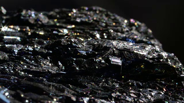 BOKEH闪闪发光的黑色矿物，具有金属和脆性表面，被称为赤铁矿视频素材