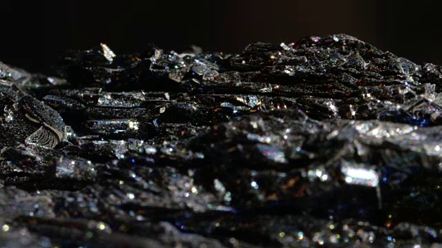 宏观的，有光泽的表面的黑色廉价矿物形式的氧化铁赤铁矿视频素材