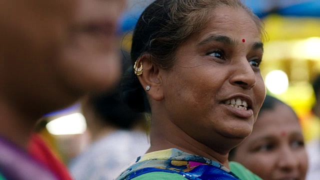 铜。聪明的老女人在孟买市场和朋友谈笑风生。视频素材