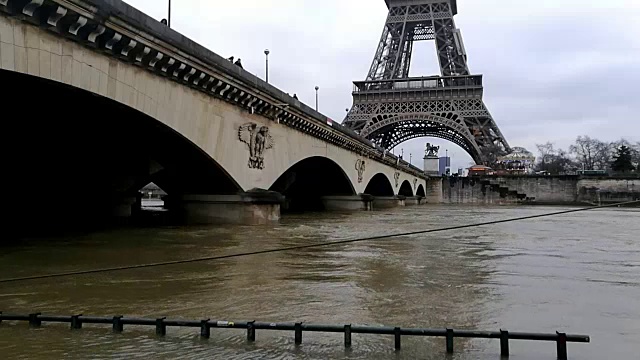 巴黎塞纳河的洪水视频素材