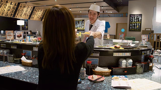 一名厨师在日本东京一家寿司餐厅工作视频下载