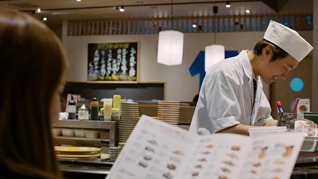 MS日本东京一家寿司餐厅的厨师视频素材