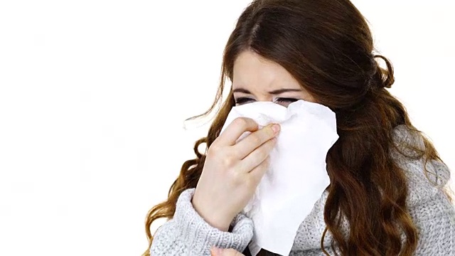 生病的冻女人在纸巾中咳嗽视频下载