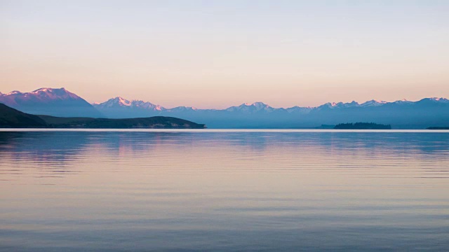 新西兰坎特伯雷特卡波湖日出时的风景，时光流逝的运动视频下载