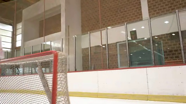 冰上曲棍球运动员在冰上曲棍球场的运动比赛中动作的慢镜头。视频下载