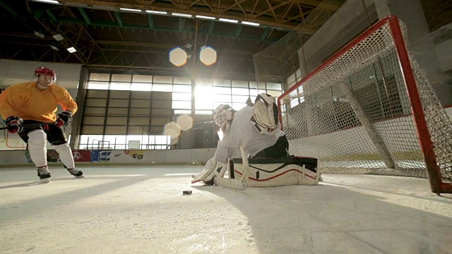 冰上曲棍球运动员在溜冰场比赛中得分的慢动作。视频素材