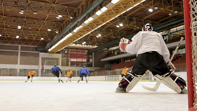 冰球运动员在冰球场比赛中进行动作。视频下载