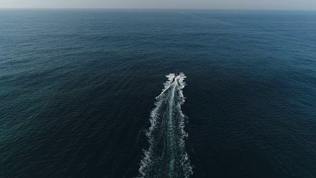 驶过公海/斯科特堡/南非的快艇视频素材