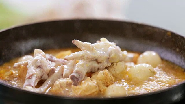 烹制韩式小吃麻辣鱼丸饼炖汤视频下载