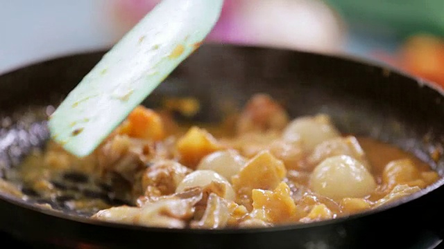 烹制韩式辣牛肉和鱼丸饼炖肉视频下载