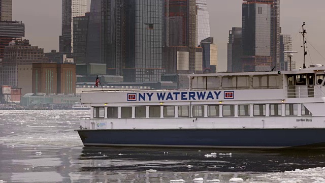 水上出租车在结冰的哈德逊河中行驶，与曼哈顿的天际线相映成辉。视频素材