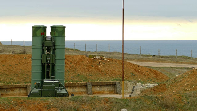 伪装防空导弹系统在海岸上的战斗位置视频下载