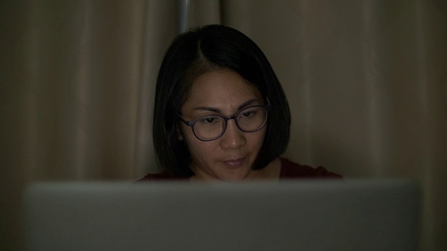 SLO MO女商人戴着眼镜用笔记本电脑工作视频素材