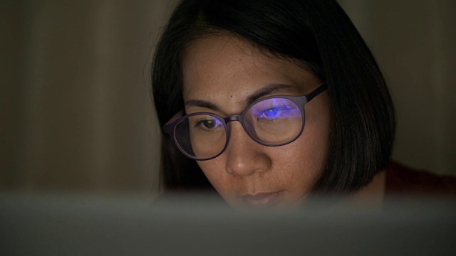 SLO MO女商人戴着眼镜用笔记本电脑工作视频素材