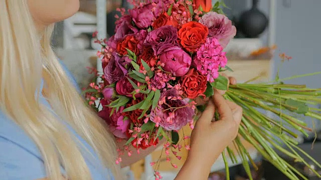 花店专业花匠制作花卉婚礼组合视频素材