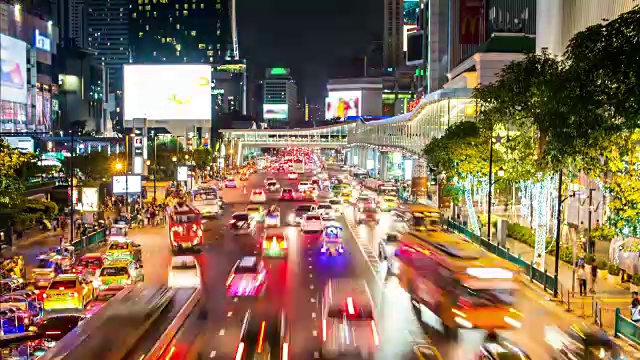 泰国曼谷的夜间交通和城市生活视频素材