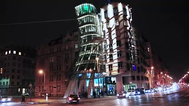 在布拉格当地的地标性建筑“舞蹈大楼”里，夜晚的时光流逝伴随着十字路口和繁忙的交通。视频下载
