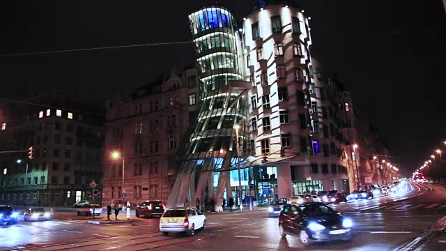 在布拉格当地的地标性建筑“舞蹈大楼”里，夜晚的时光流逝伴随着十字路口和繁忙的交通。视频下载