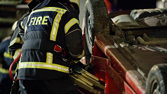 消防队员用液压吊具打开一辆在事故中翻车的车门视频素材
