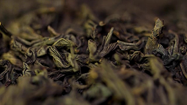背景质感Sencha绿茶-清新，甘甜，茶香细腻。红茶特写背景。堆干红茶，质地。微距镜头视频下载