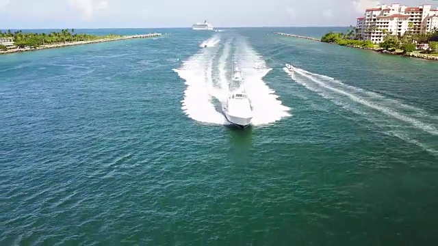 一艘渔船驶入佛罗里达州迈阿密海滩的政府海湾视频素材