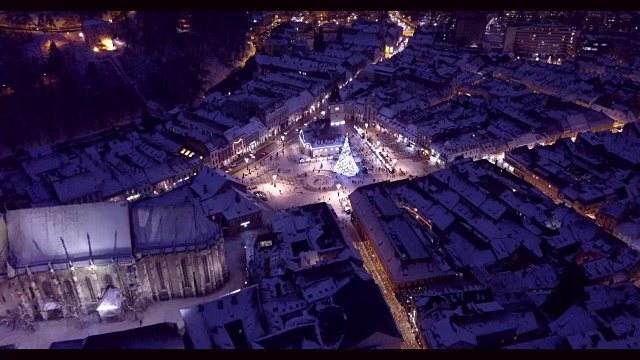 罗马尼亚布拉索夫市中心的圣诞彩灯视频素材