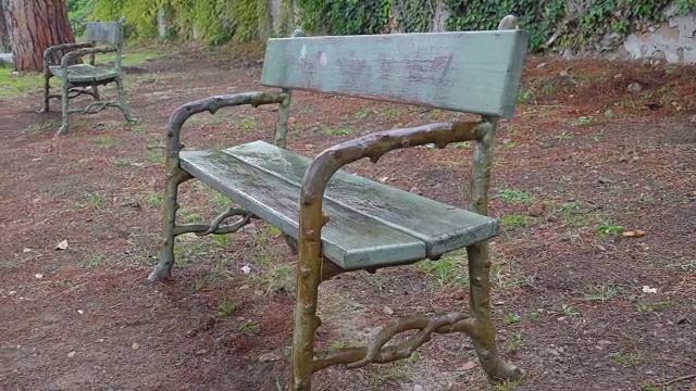 Palatino公园里的一条古老的小长椅视频下载