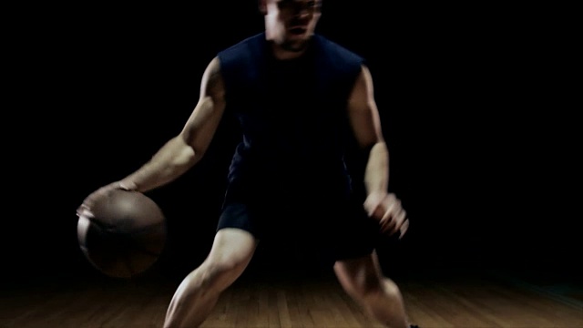 在球场上进行运球和练习的篮球运动员。视频下载