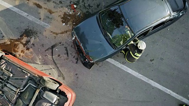 消防队员跑到一辆撞毁的汽车上，切断车顶救下了他们视频下载