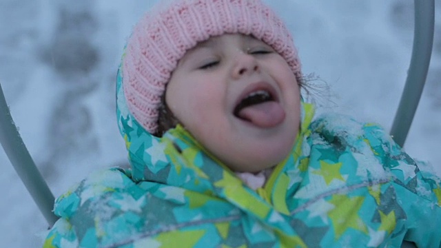 小女孩舔着吃着雪视频下载