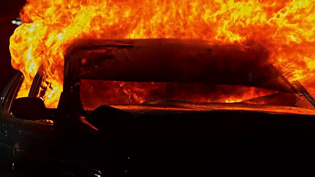 夜晚，一辆撞毁的汽车里冒出了火焰视频素材