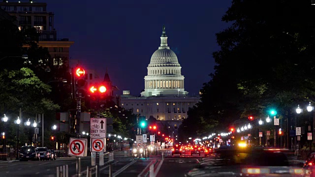 宾夕法尼亚大道交通和国会大厦圆顶的夜景视频素材