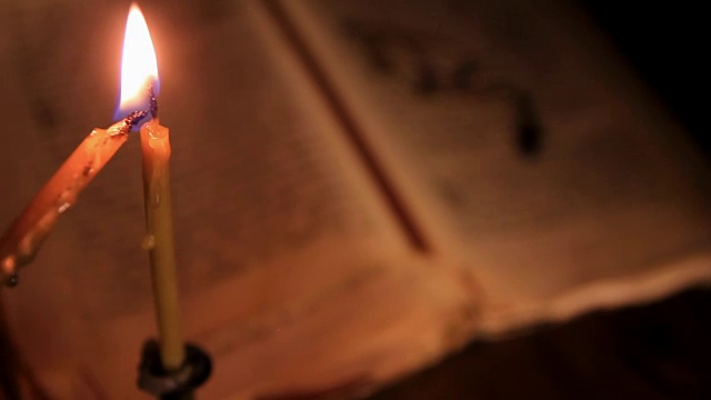 点亮和熄灭一支蜡烛上面的赞美诗视频下载