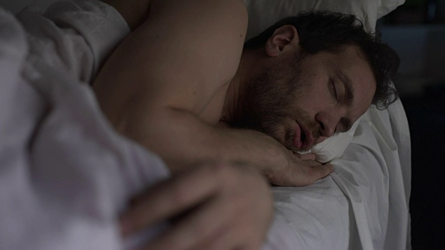 醉醺醺的男性在沙发床上酣睡，张大嘴巴呼吸，恢复正常视频素材