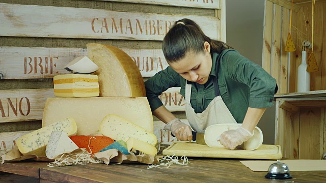 卖奶酪的在工作——切奶酪刀视频下载