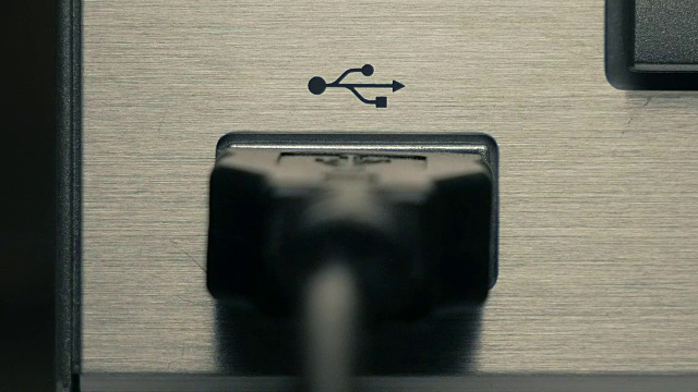 男子连接黑色USB线。特写镜头视频下载