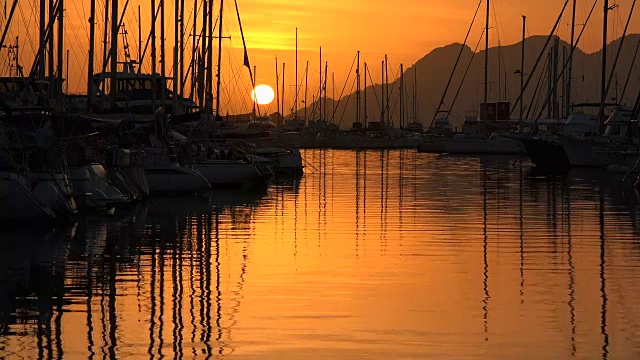 波伦卡港海湾的晨光，马略卡岛，巴利阿里群岛，西班牙，地中海，欧洲视频素材