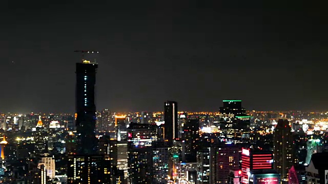 夜晚的城市景观。从顶层阳台观看视频下载