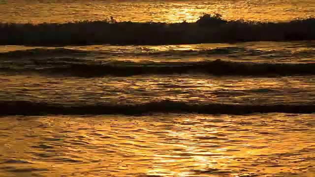 晨曦中的海浪，莫罗海滩，马略卡岛，巴利阿里群岛，西班牙，地中海，欧洲视频素材